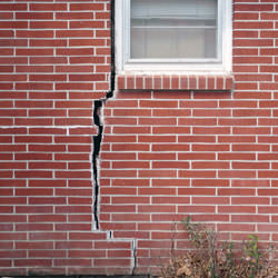 A foundation with a large crack that's wider at the top than on the bottom in Red Hook